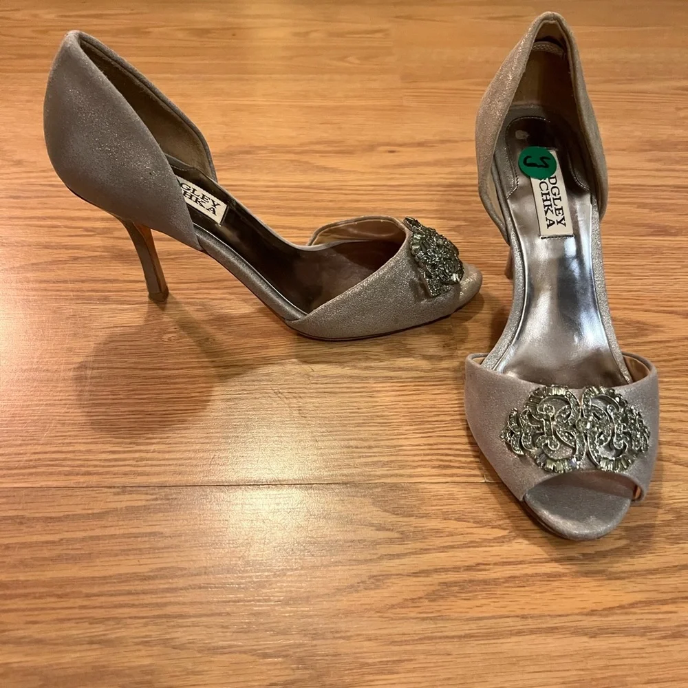 Badgley Mischka Salsa d’orsay Pewter Heels with Decorative Broch Size 6 1/2